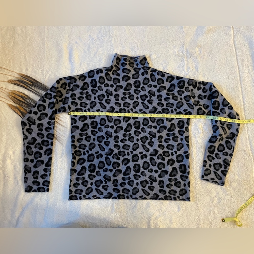 Women’s Tahari size S leopard print turtle neck - Picture 4 of 5